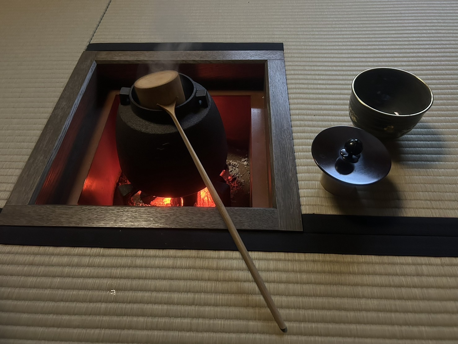 畳の茶室に据えられた炉と茶釜