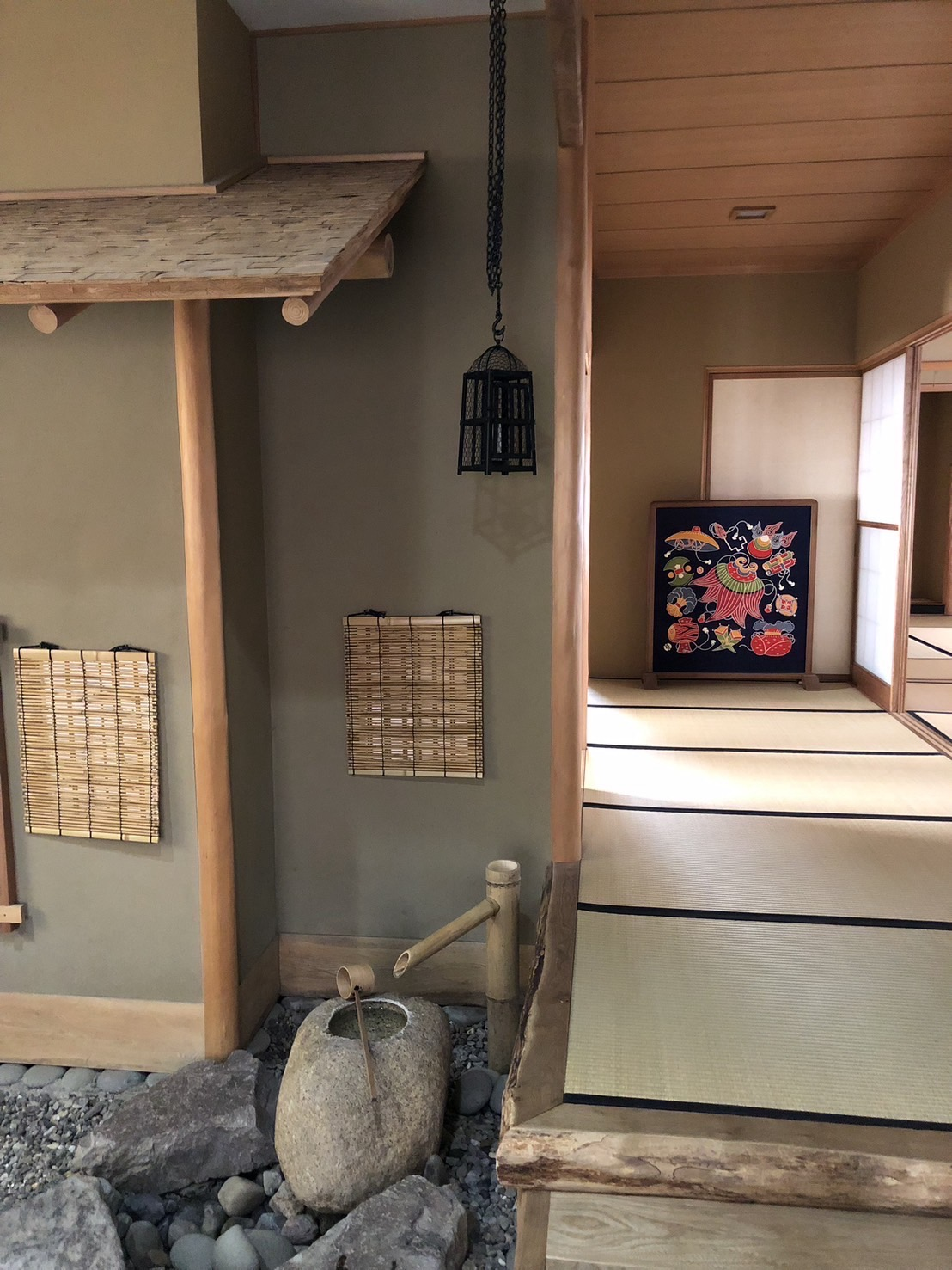 店内のつくばいと和室